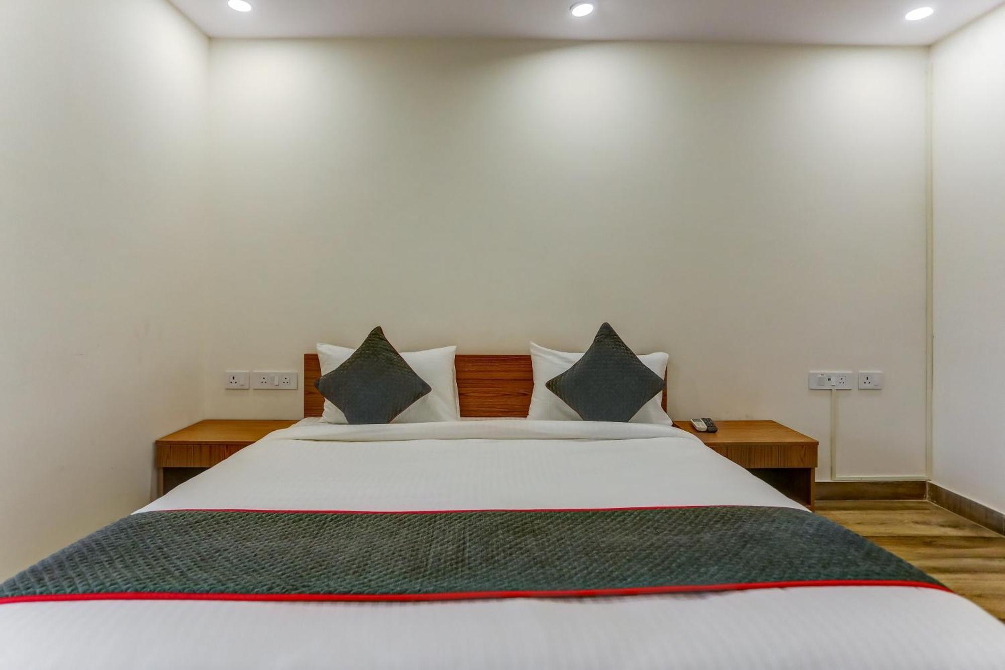 Collection O The Doors Near Appu Ghar Hotel Gurgaon Exterior photo