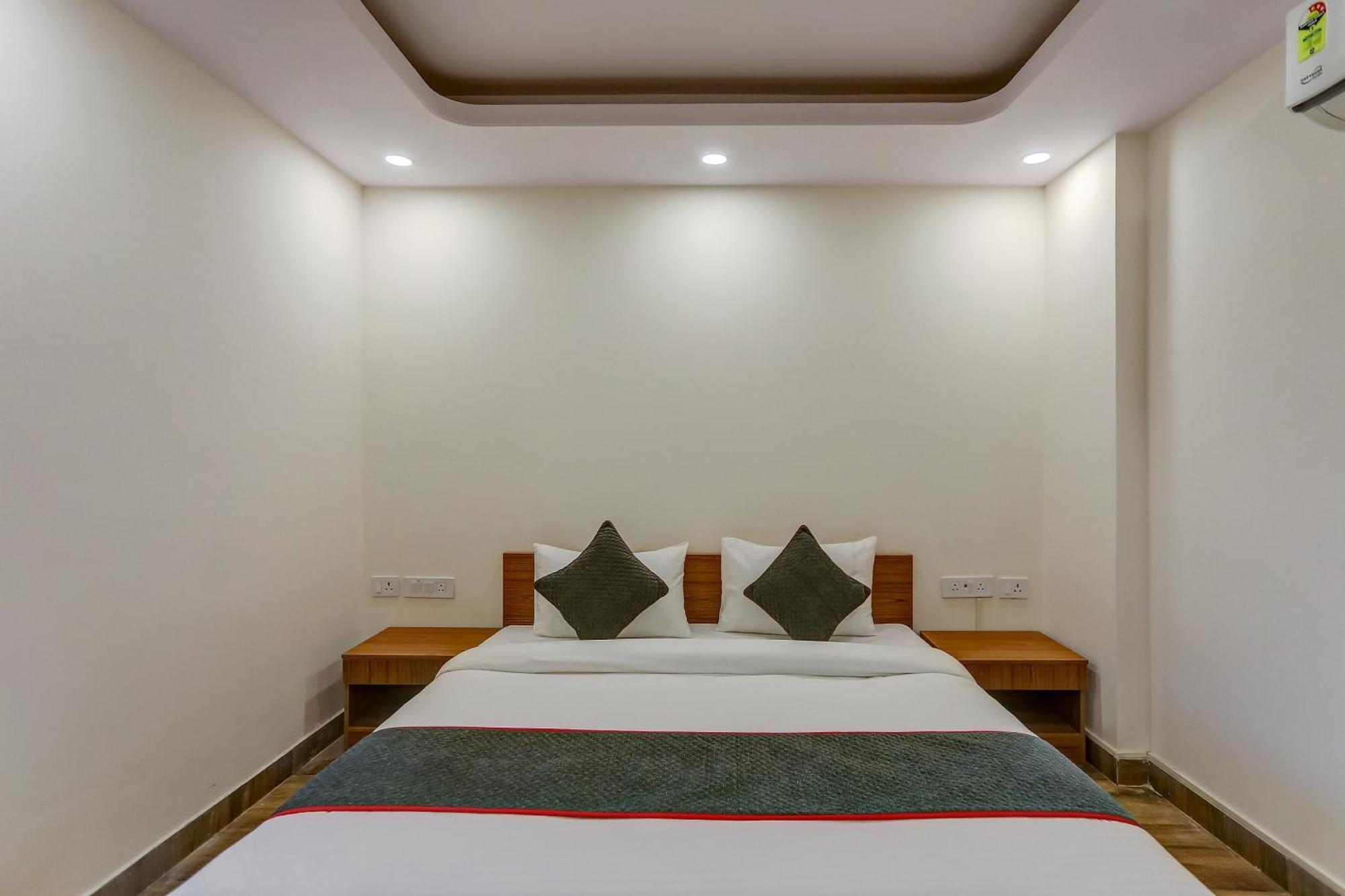 Collection O The Doors Near Appu Ghar Hotel Gurgaon Exterior photo